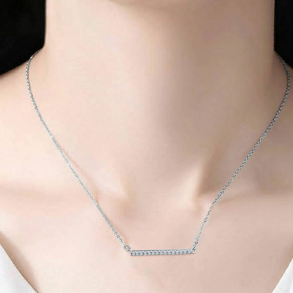 0.25ct Bar-shaped diamond pendant in 14k white gold and cable chain, a fine brilliant line on the neck highlights elegance