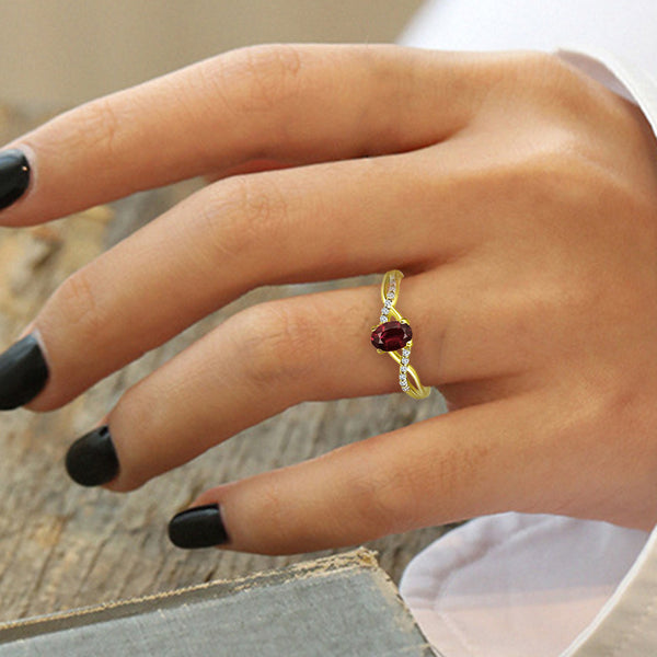 Exquisite Garnet Gemstone and Diamonds Twisted Band Ring in 14K Yellow Gold