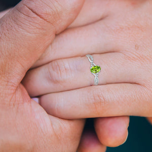 Exquisite Peridot Gemstone and Diamonds Twisted Band Ring in 14K White Gold