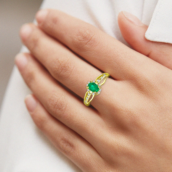 Exquisite Emerald Gemstone and Diamonds Ring in 14K Yellow Gold