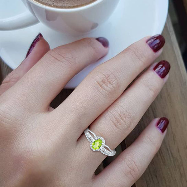 Exquisite Peridot Gemstone and Diamonds Ring in 14K White Gold